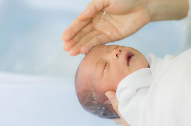 نحوه شستن نوزاد تازه متولد شده