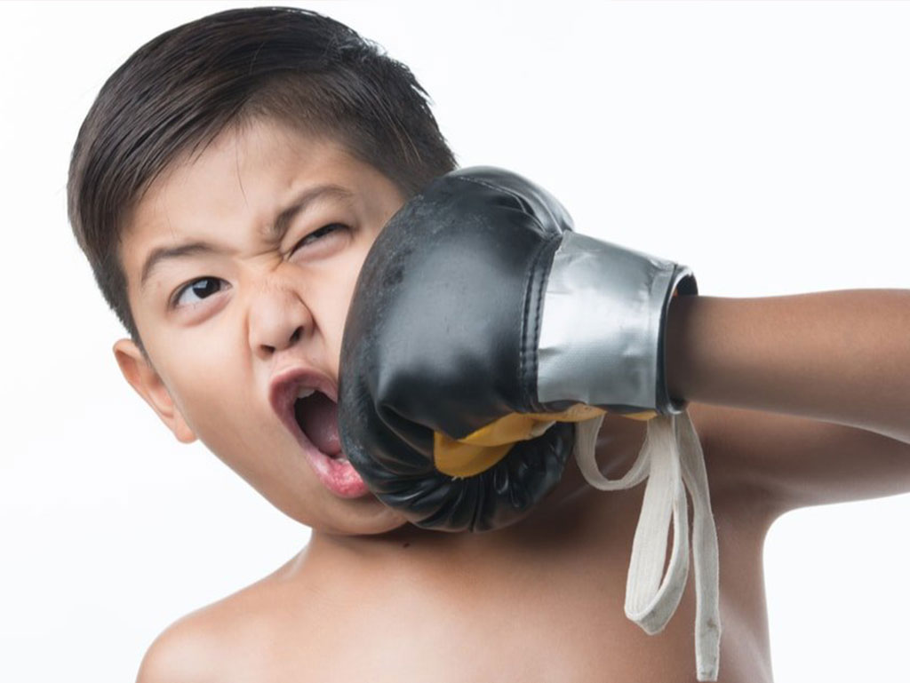 چرا کودکان به خود ضربه می زنند؟ | چگونه جلوی آن را بگیریم؟