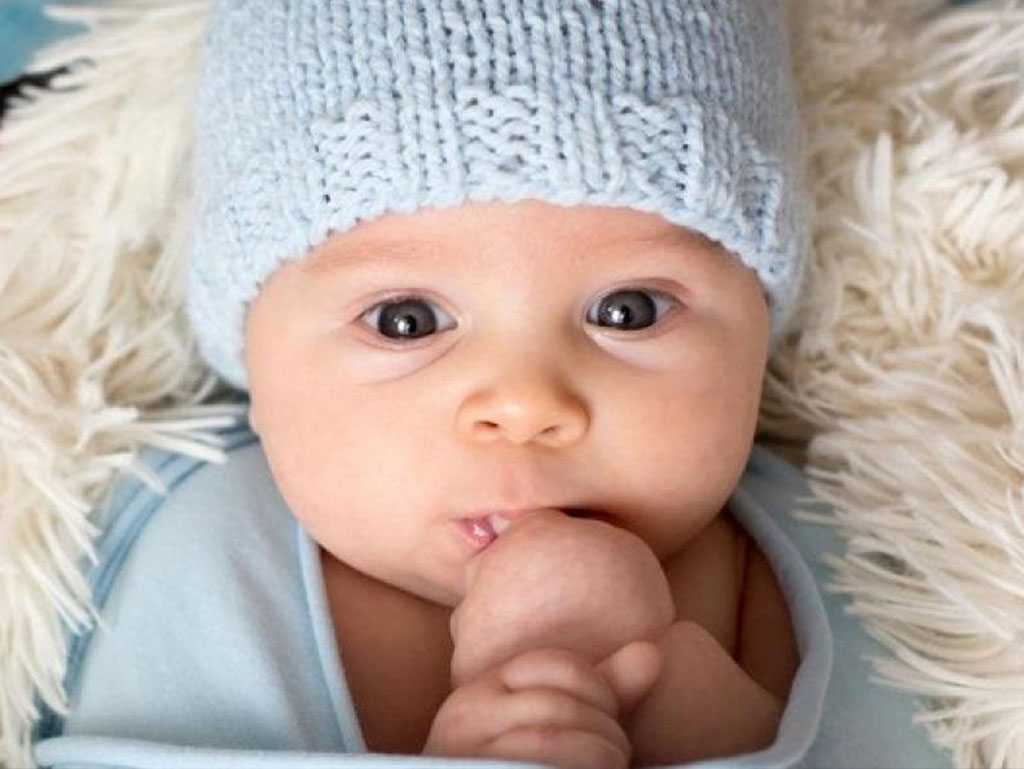 رفتارهای به ظاهر عجیب اما عادی که نوزادان انجام می دهند!